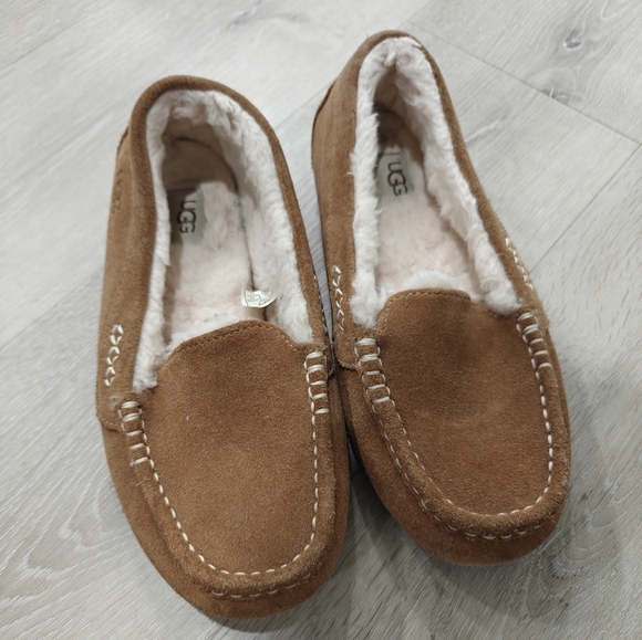 UGG Slippers Size 8 - Picture 1 of 3